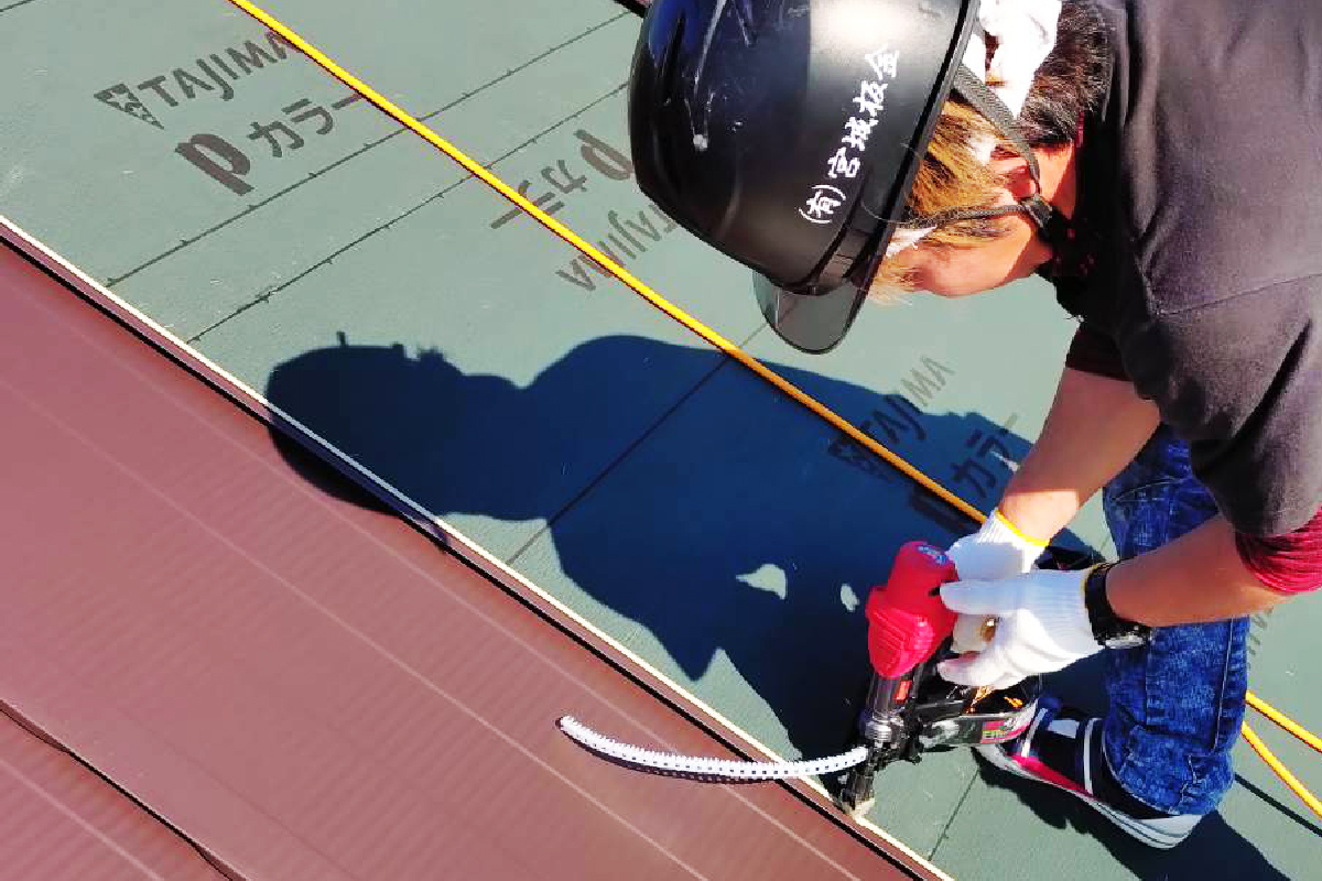 板金工事の作業風景