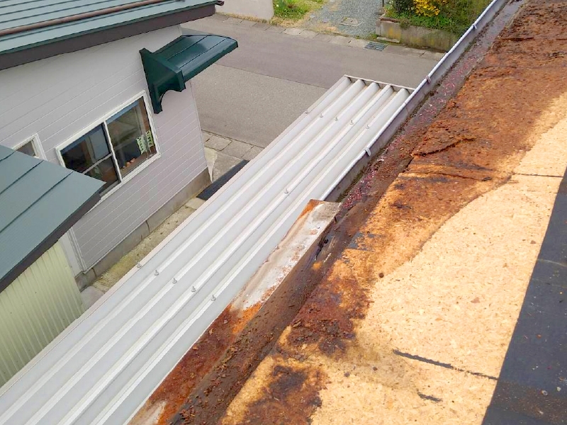 サビによる屋根下地の腐食事例